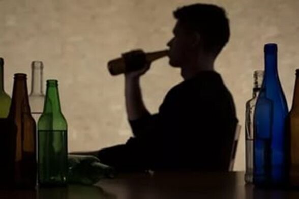 Ein Mann konsumiert Alkohol